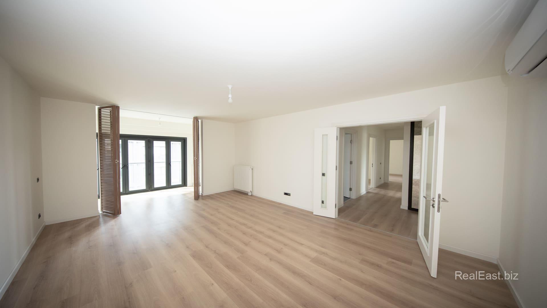 Spacious 3+1 Apartment in Vibrant IstanbulDiscover this exquisite 3+1 apartment situated in the heart of Istanbul, boasting a generous living space of 180 m². This prime property is located just 200 meters from the nearest bus stop and 400 meters from bustling shopping malls, making it an ideal choice for those who value convenience and accessibility. With the city center and vibrant nightlife within reach, you will enjoy the perfect blend of comfort and excitement. 
Просторная 3+1 квартира в ярком СтамбулеОткройте для себя эту великолепную квартиру 3+1 в самом сердце Стамбула с просторной площадью 180 м². Эта квартира расположена всего в 200 метрах от ближайшей автобусной остановки и в 400 метрах от шумных торговых центров, что делает её идеальным выбором для тех, кто ценит удобство и доступность. С центром города и яркой ночной жизнью в шаговой доступности, вы сможете насладиться идеальным сочетанием комфорта и развлечений. 
Canlı İstanbul'da Geniş 3+1 DaireBu 180 m²'lik geniş 3+1 daireyi İstanbul'un kalbinde keşfedin. Bu mülk, en yakın otobüs durağına 200 metre ve hareketli alışveriş merkezlerine 400 metre mesafede yer alıyor, bu da onu konfor ve erişilebilirliğe değer verenler için ideal bir seçenek haline getiriyor. Şehir merkezi ve canlı gece hayatı yakınında olduğundan, konfor ve eğlencenin mükemmel karışımını yaşayacaksınız.